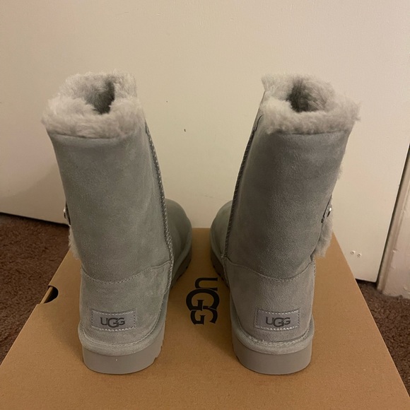 100% Authentic Brand New in Box UGG Bailey Metal Graphic  Boots - Picture 4 of 5
